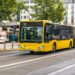 Ônibus urbano articulado amarelo transporte público no centro da cidade
