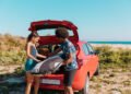 O que levar para viagem de praia sem exagerar demais na mala
