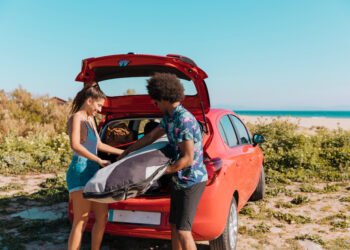 O que levar para viagem de praia sem exagerar demais na mala